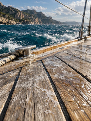HOUSE OF 3 II · 02 UNBROKEN – Meersalzspuren auf dem Holzdeck eines Segelboots vor rauer See